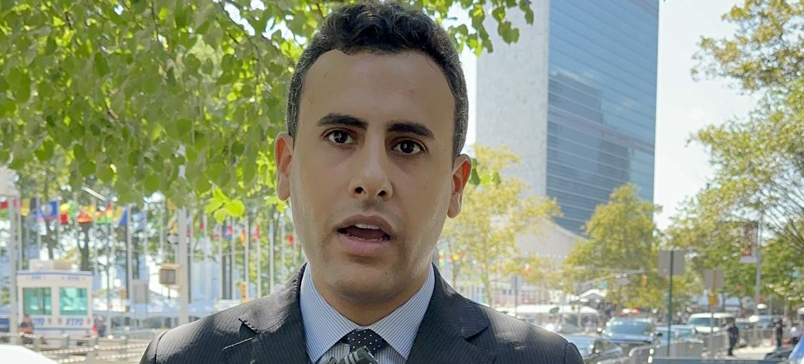 أحمد الصباغ، من المجموعة الكبرى للأطفال والشباب، يتحدث عبر مسجل زووم خلال مؤتمر صحفي في الهواء الطلق في نيويورك.