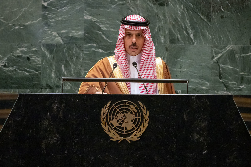 وزير الخارجية السعودي الأمير فيصل بن فرحان آل سعود متحدثا في المناقشة العامة للدورة التاسعة والسبعين للجمعية العامة للأمم المتحدة.