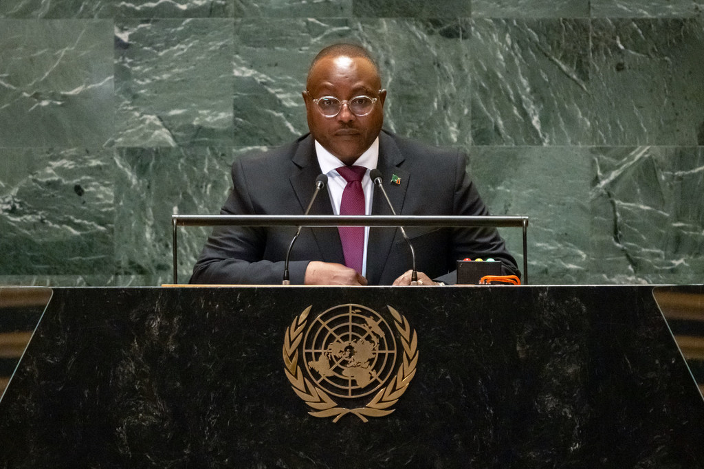 Waziri wa Mambo ya Nje Mulambo Hamakuni Haimbe wa Zambia akihutubia mjadala mkuu wa kikao cha sabini na tisa cha Baraza Kuu katika jukwaa.