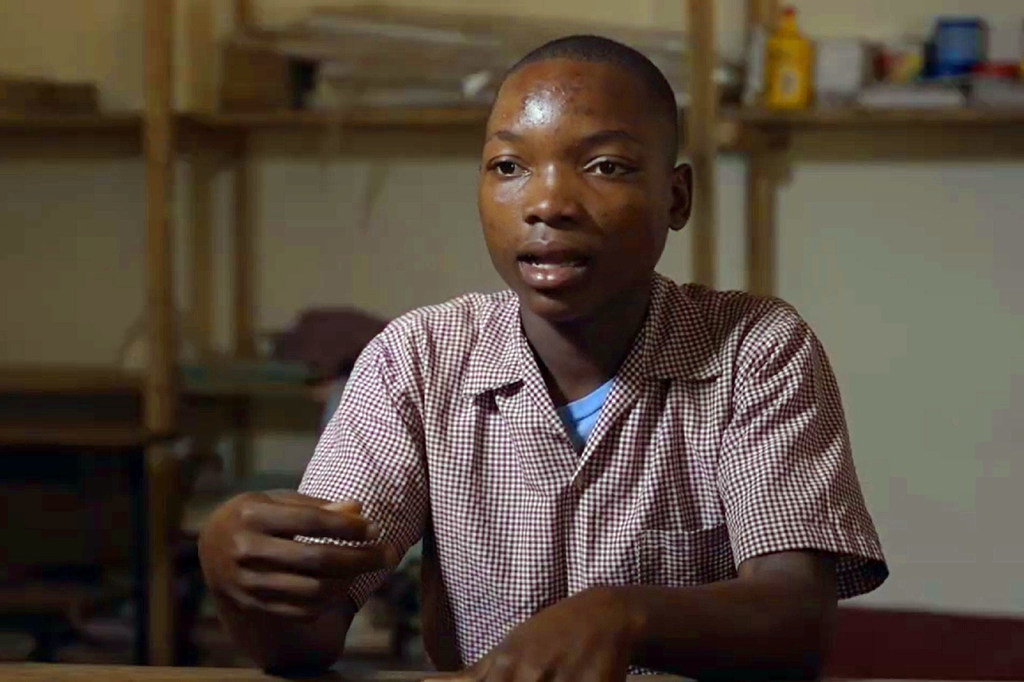 David Tumaini, mvulana wa miaka 16 kutoka Kaunti ya Kilifi, Kenya, anapigwa picha katika mtindo wa picha.