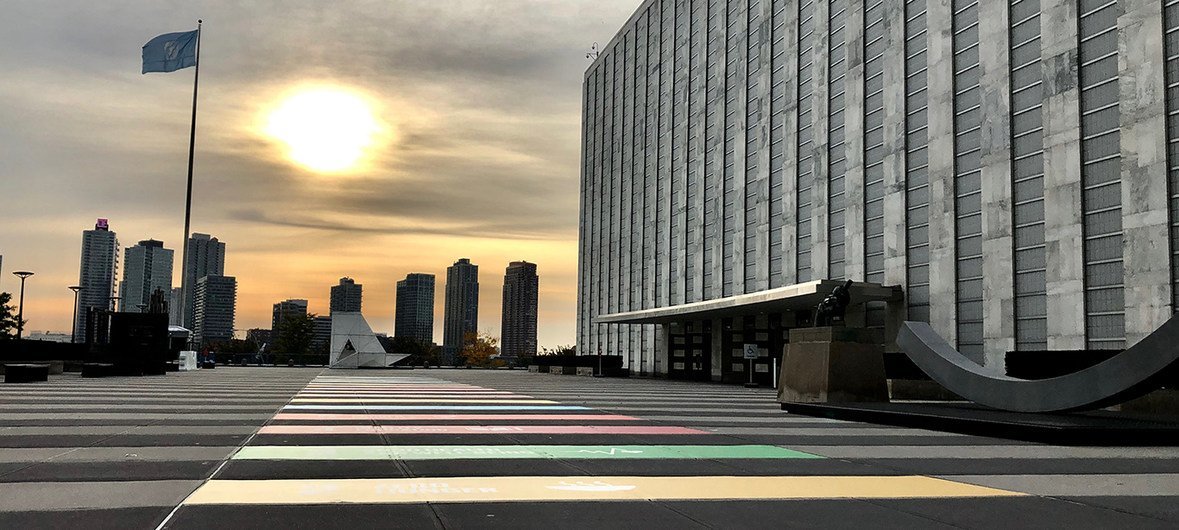 Le soleil se lève sur le chemin des ODD sur l'esplanade devant le bâtiment de l'Assemblée générale des Nations unies à New York.