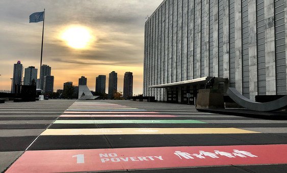 اقوام متحدہ کی جنرل اسمبلی کی عمارت کے قریب طلوع آفتاب کا منظر۔