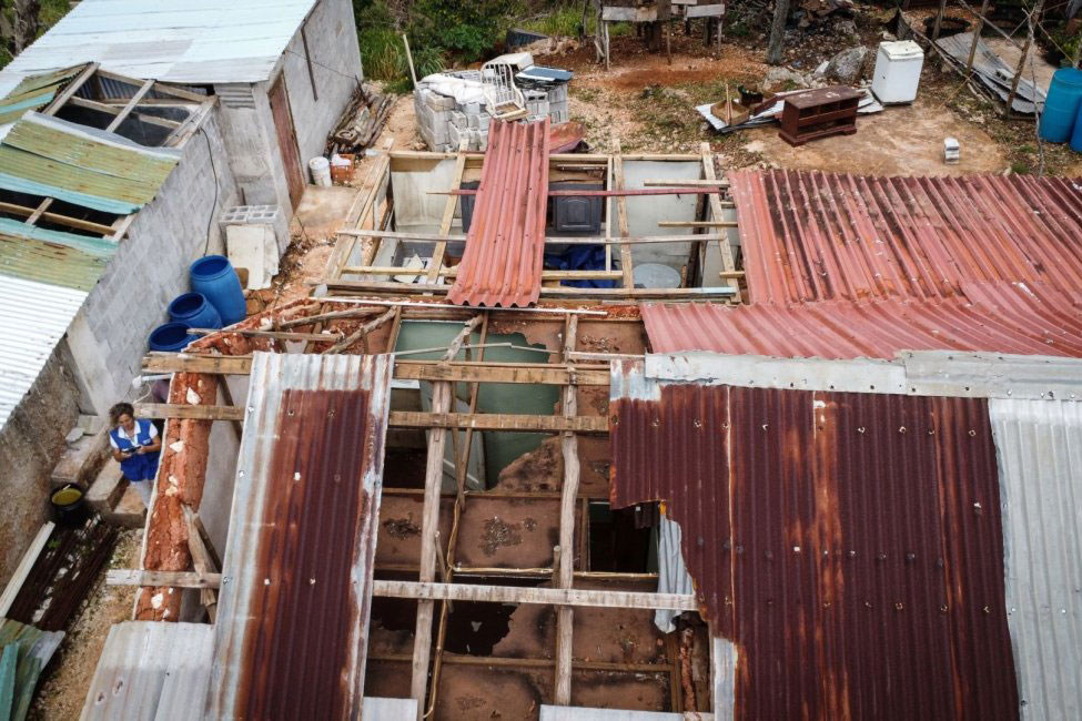 Mwonekano wa angani wa nyumba zilizoharibiwa na Kimbunga Beryl huko Jamaika, ambacho kiliacha uharibifu mkubwa katika parokia za kusini za Clarendon, Manchester, na St. Elizabeth.