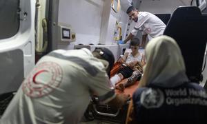 Equipos médicos atienden de urgencia a un niño herido dentro de una ambulancia, con el apoyo de la Organización Mundial de la Salud y la Media Luna Roja Palestina.