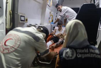 Des soins sont apportés à un enfant blessé à Gaza avec le soutien de l'OMS. 