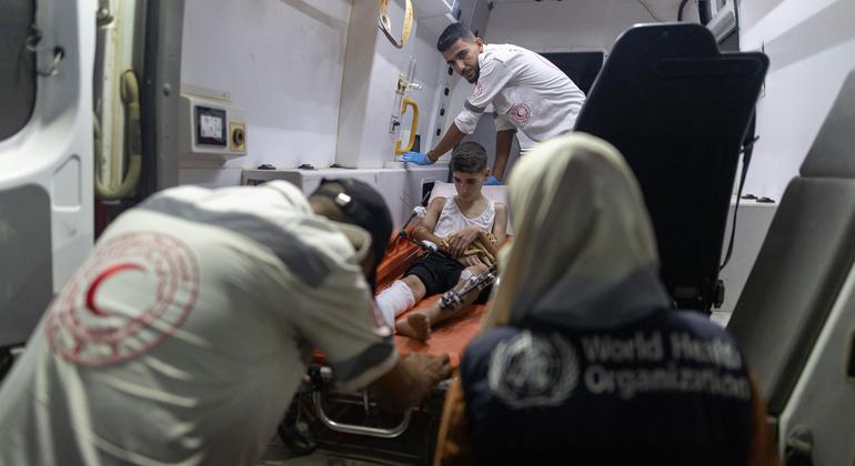 Equipos médicos atienden de urgencia a un niño herido dentro de una ambulancia, con el apoyo de la Organización Mundial de la Salud y la Media Luna Roja Palestina.