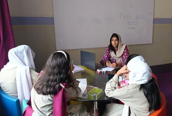 Annum Tanveer, psicóloga clínica, realiza uma sessão de aconselhamento com alunos de uma escola comunitária em Rawalpindi, Paquistão