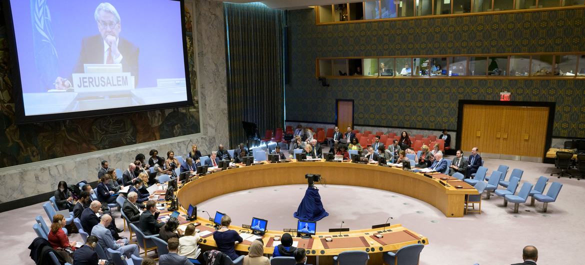 मध्य पूर्व शान्ति प्रक्रिया के लिये संयुक्त राष्ट्र के विशेष समन्वयक टोर बैनेसलैंड (स्क्रीन पर) सुरक्षा परिषद को ताज़ा स्थिति से अवगत कराते हुए.