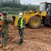 Un instructor japonés de las Fuerzas de Autodefensa Terrestre da consejos a los soldados indonesios sobre el uso de una excavadora para nivelar el terreno en un curso de formación sobre el manejo de equipos pesados en las misiones de mantenimiento de la …
