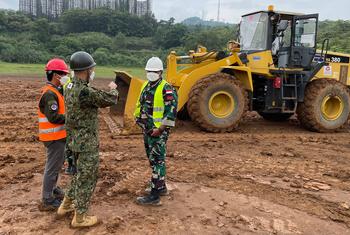 Un instructor japonés de las Fuerzas de Autodefensa Terrestre da consejos a los soldados indonesios sobre el uso de una excavadora para nivelar el terreno en un curso de formación sobre el manejo de equipos pesados en las misiones de mantenimiento de la …
