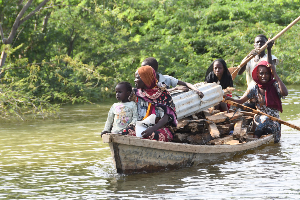 Семья, потерявшая свой кров в результате наводнения в Камеруне, перевозит остатки своей собствености на новое место. 