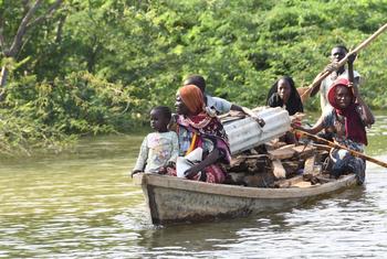 Una familia que perdió su casa por las inundaciones transporta lo que queda de su casa en una piragua en el extremo norte de Camerún.