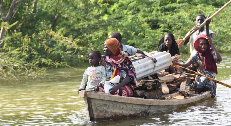 Una familia que perdió su casa por las inundaciones transporta lo que queda de su casa en una piragua en el extremo norte de Camerún.