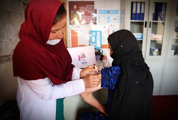 افغانستان کے ایک طبی مرکز میں دائیہ خدمات سر انجام دیتے ہوئے (فائل فوٹو)۔