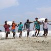 印度的河边，人们往河岸上放置沙袋，以防止风暴潮和洪水。
