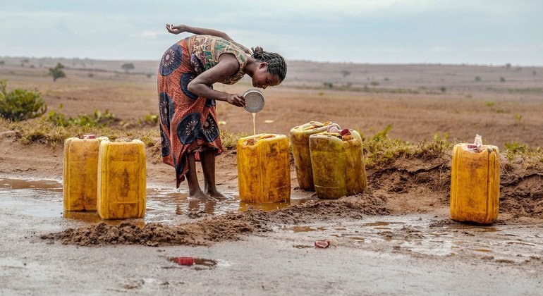 Una mujer recolecta agua de lluvia en el sur de Madagascar.