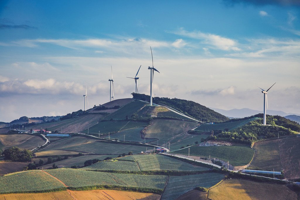 Les parcs éoliens produisent de l'électricité et réduisent la dépendance à l'énergie au charbon.