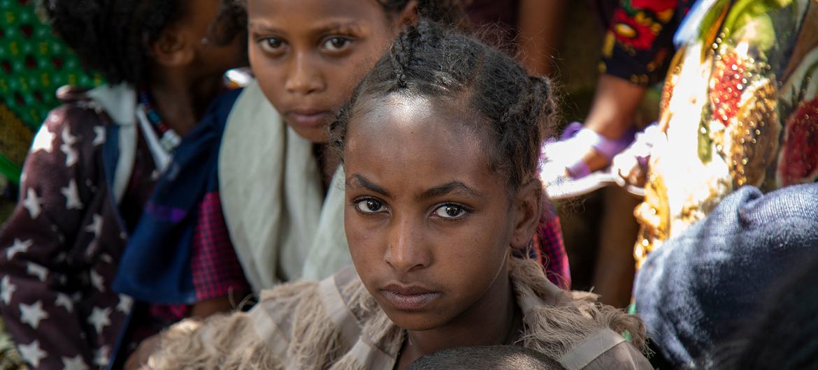 Crianças esperam pela triagem nutricional no sul de Tigray, Etiópia.