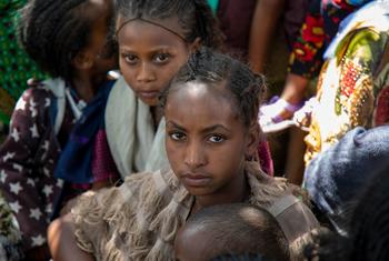 أطفال ينتظرون فحص التغذية في جنوب تيغراي، إثيوبيا. (من الأرشيف)