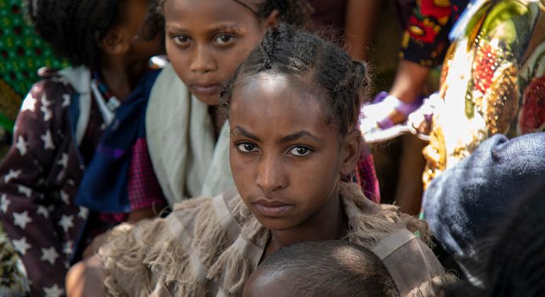 Crianças esperam pela triagem nutricional no sul de Tigray, Etiópia.