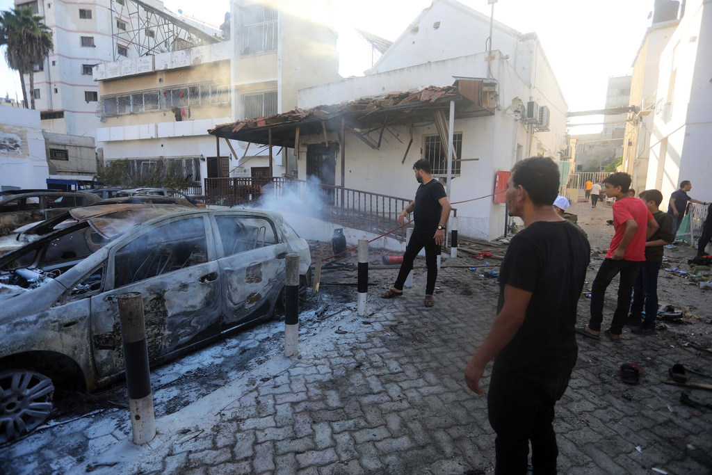 آثار قصف المستشفى الأهلي شمال قطاع غزة الذي وقع في وقت سابق في تشرين الأول/أكتوبر.