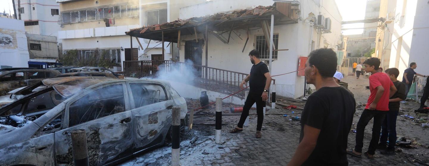 加沙地带北部的阿赫利阿拉伯医院因轰炸而受损。