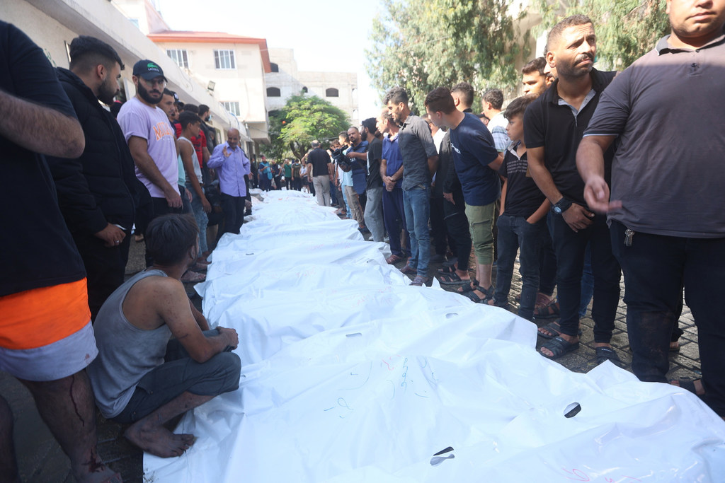 Des personnes en deuil assistent aux funérailles de personnes décédées suite à des frappes israéliennes à Gaza.