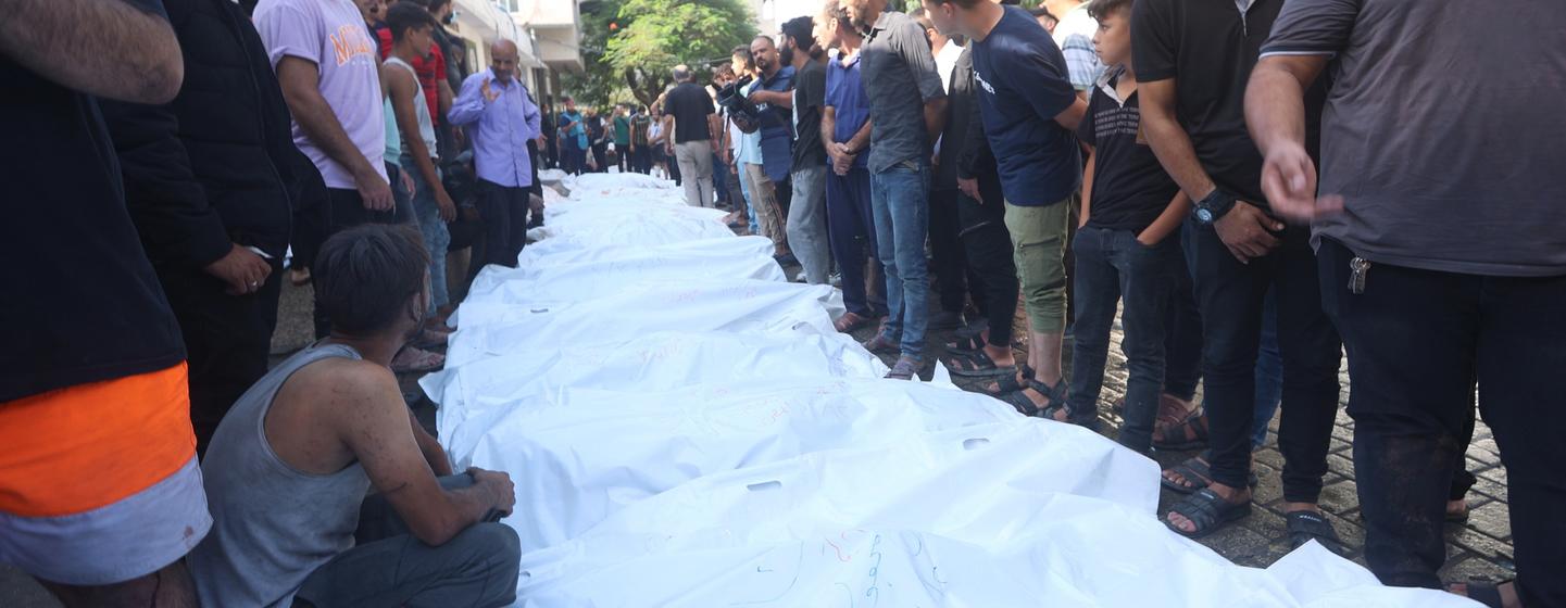 哀悼者参加在以色列袭击中丧生的加沙遇难者的葬礼。