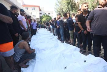 哀悼者参加在以色列袭击中丧生的加沙遇难者的葬礼。