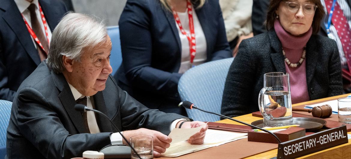 Генеральный секретарь ООН Антониу Гутерреш выступает на трибуне во время заседания Совета Безопасности ООН в Нью-Йорке.