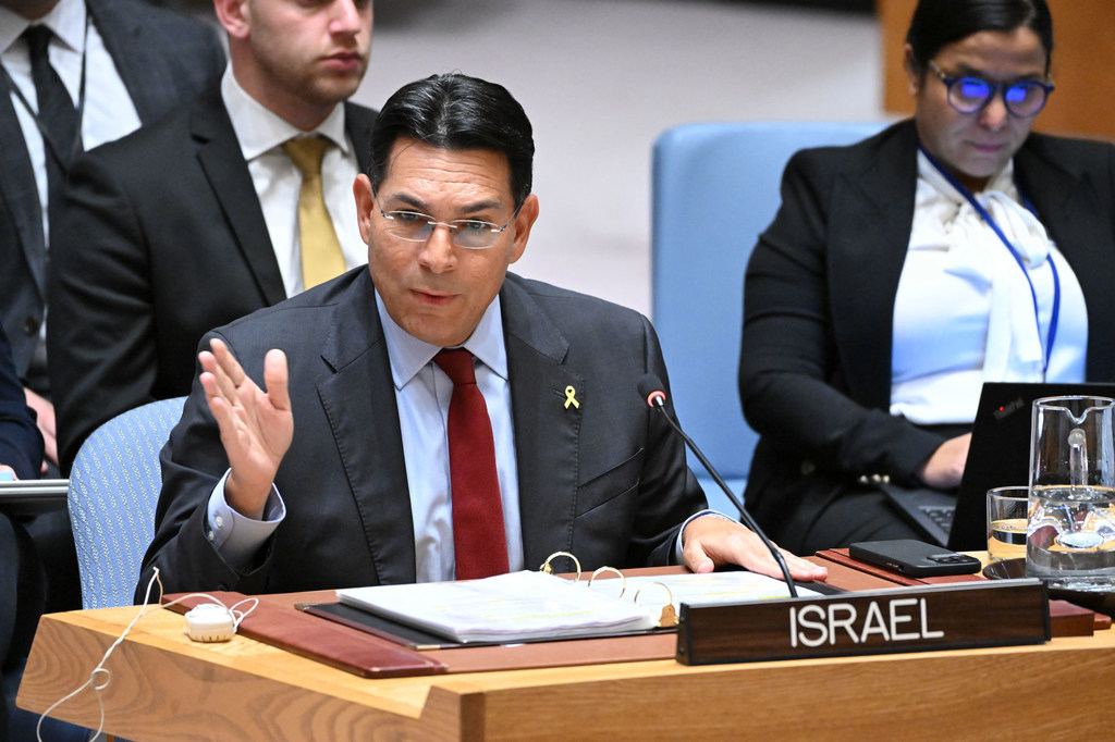 以色列大使丹尼·达农在联合国安理会会议上发表讲话。