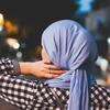 Une jeune femme à Bonnieux, France, portant le hijab.
