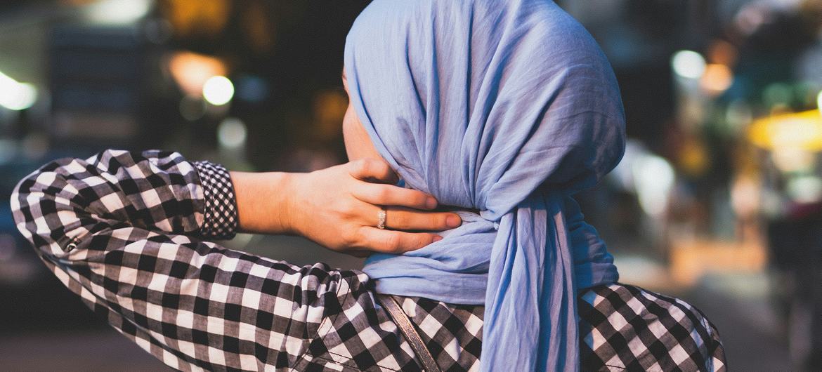Uma jovem usa um hijab em Bonnieux, França