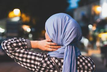 Uma jovem usa um hijab em Bonnieux, França