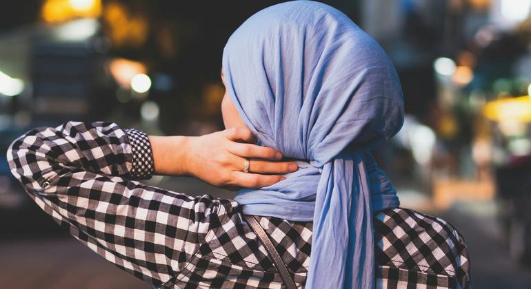 Une jeune femme à Bonnieux, France, portant le hijab.