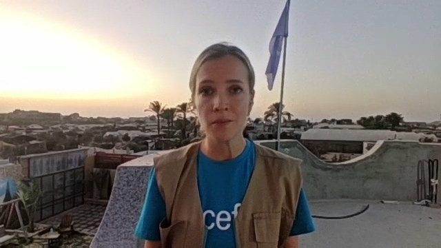 تتحدث روزاليا بولين، أخصائية الاتصالات في UNICEF ، إلى أخبار الأمم المتحدة من سطح مبنى في منطقة المواسي رفح بغزة.