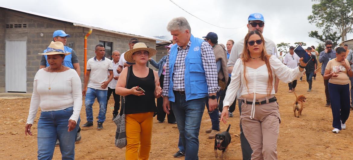 El recién designado jefe de la Misión de Verificación de la ONU en Colombia, Miroslav Jenča, visita algunos de los proyectos de implementación del Acuerdo de Paz.