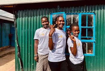 Wasichana kwenye Misheni wenye Mtazamo wanatabasamu nje ya makazi, ambapo waathirika hupata usalama, elimu, na usaidizi.