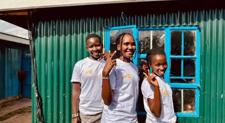 Wasichana kwenye Misheni wenye Mtazamo wanatabasamu nje ya makazi, ambapo waathirika hupata usalama, elimu, na usaidizi.