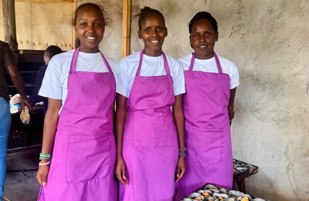 Katika nafasi salama, wanawake wachanga hujifunza kuoka mikate na ujuzi mwingine wa ufundi unaowasaidia kujenga kujiamini na kujitegemea kiuchumi.