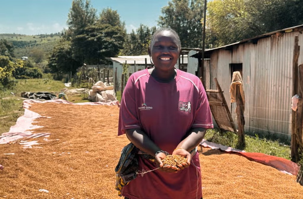Maryanne, mnusura wa GBV aliyeungwa mkono na "Mission with a Vision", anachangia kazi ya shamba na ana jukumu muhimu katika kusaidia wasichana wengine kwenye makazi.