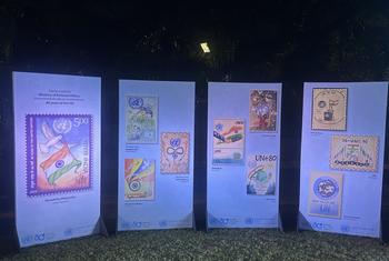 बाईं ओर दिखाया गया डाक-टिकट संयुक्त राष्ट्र के 80 वर्ष पूरे होने के उपलक्ष्य में भारत सरकार द्वारा जारी किया गया था. इसका डिज़ाइन देशव्यापी प्रतियोगिता के ज़रिए चुना गया, जिसमें देश भर से कक्षा 9-12 के विद्यार्थियों की 7,40,000 से अधिक प्रविष्टियाँ प्राप…