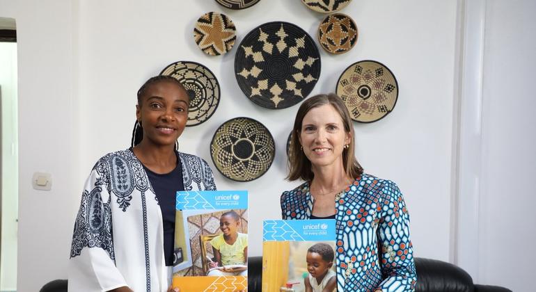 Bi. Salma Mukansanga, Mchechemuzi wa UNICEF kwa kipindi cha miezi 12 ili kusaidia utekelezaji wa Mkakati wa Uchechemuzi chini ya UNICEF Rwanda. (Kulia) ni Bi Julianna Lindsey, Mwakilishi wa UNICEF nchini Rwanda.