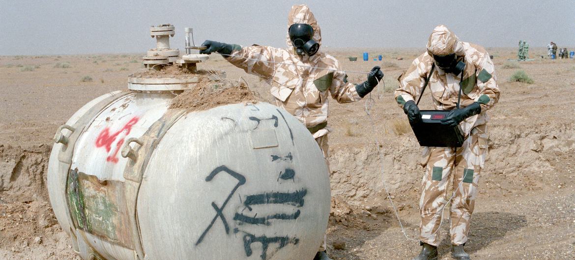 联合国核查人员在伊拉克测量一个容器中神经毒剂含量。（资料图片）