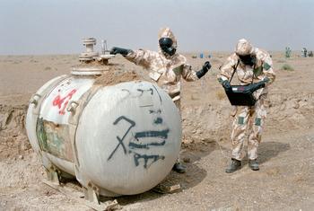Des inspecteurs des Nations Unies mesurent le volume d'agent neurotoxique dans un conteneur en Iraq (photo d'archives).