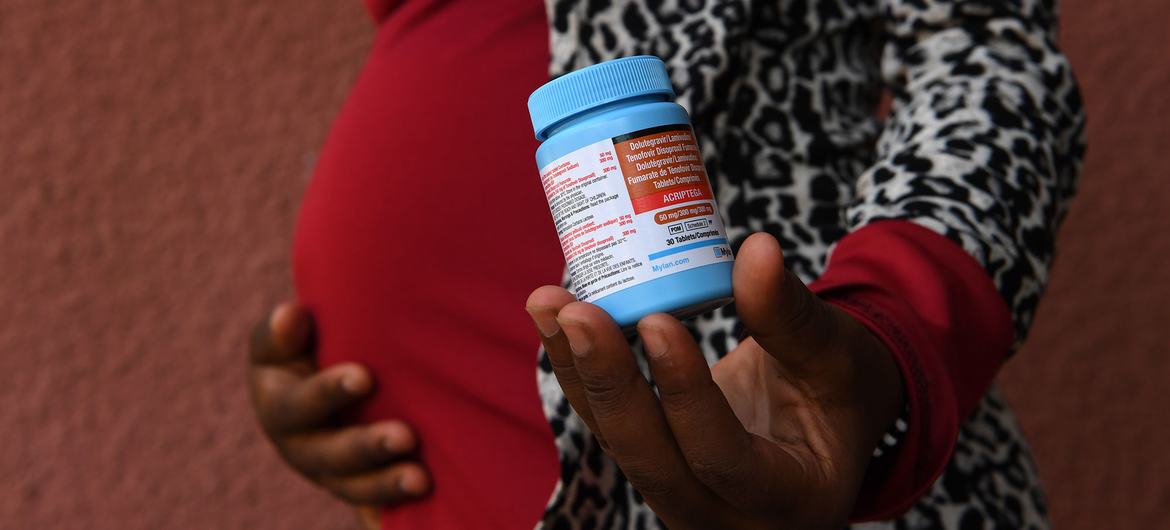 Una mujer embarazada de 20 años que nació con el VIH, toma la medicación para prevenir la transmisión de madre a hijo.