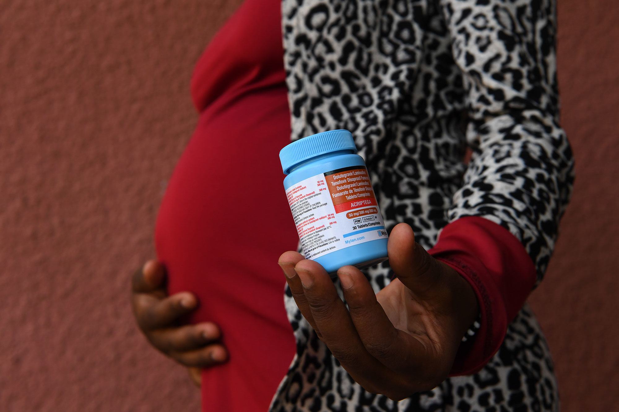 一名出生时携带艾滋病毒的20岁孕妇服用药物以防止母婴传播。