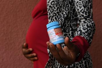 امرأة حامل تبلغ من العمر عشرين عاما ولدت بفيروس نقص المناعة البشرية، تتناول دواءً لمنع انتقال العدوى منها إلى طفلها.
