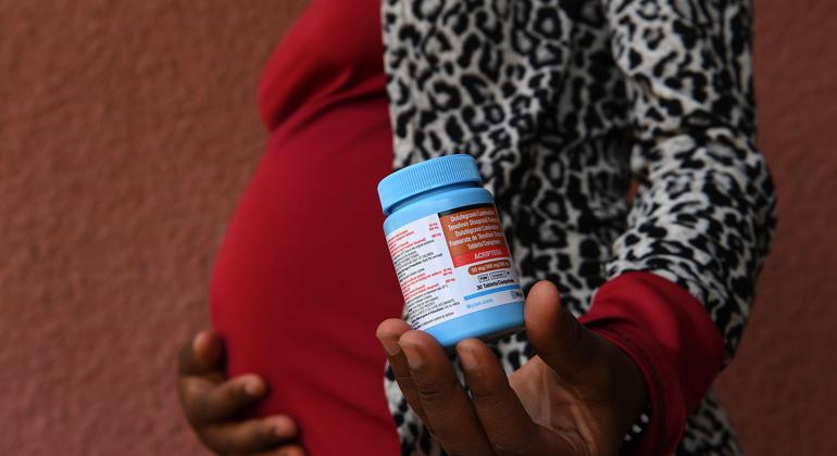 Une femme enceinte, née avec le VIH, prend des médicaments pour prévenir la transmission mère-enfant.