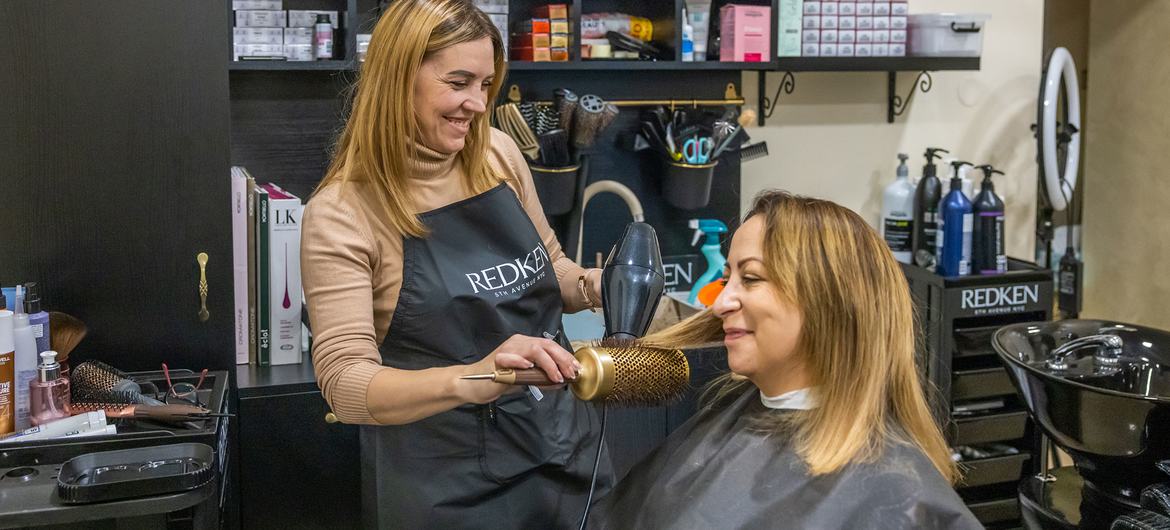 Aneta Zaniewska (sentada) é a coordenadora da Fundação Lena Grochowska e da Casa dos Refugiados em Siedlce, Polônia